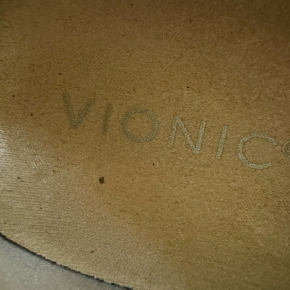 Vionic sneaker - Picture 3 of 3